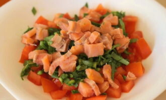 Divide the red fish into small pieces. If necessary, remove the bones from it. We choose the variety of product according to taste. After cutting, put it in a salad bowl.