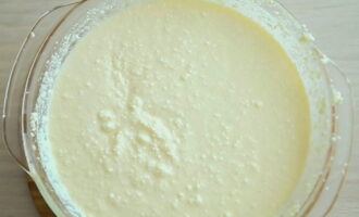 Pour in milk with semolina. Stir the dough. It should turn out slightly liquid.