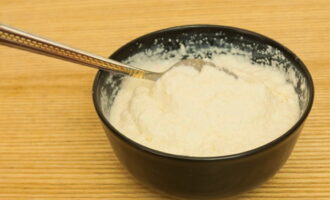 How to cook lush crumbly manna in a slow cooker? Pour kefir over semolina, stir and leave for 20-30 minutes.