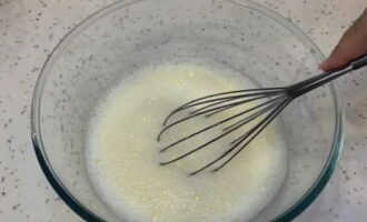 Using a whisk, thoroughly mix the mixture until smooth.