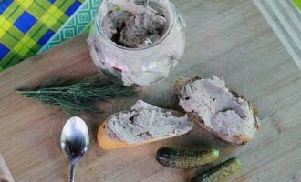 Transfer the finished pate into a storage jar and place it in the refrigerator for no more than three days. Bon appetit! 