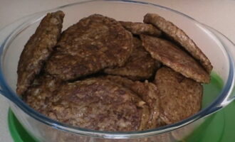 In a frying pan, heat up the vegetable oil poured in a thin layer. Using a tablespoon, place the dough in the form of round pancakes into the hot oil. Fry until lightly browned for two to three minutes on each side. Stove temperature is average. Transfer the finished pancakes to a plate lined with a paper towel. It will absorb excess oil after frying. Serve the pancakes immediately after cooking while they are hot.