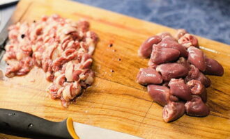 How to cook chicken hearts stewed in sour cream? First, thoroughly wash the hearts under water. Then, using a knife, carefully remove the fat from them.