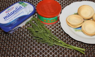 How to prepare simple and tasty tartlets for the holiday table with filling? We will prepare all the necessary products. We immediately wash the dill and cherry tomatoes and give them time to dry.