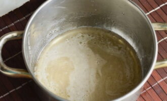 How to make chocolate frosting for a cake? Pour sugar into a saucepan and fill it with water. We move the dishes onto the stove and heat the contents. Stir constantly.