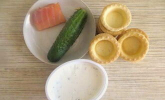 How to make simple and delicious red fish tartlets? Let's prepare the necessary products. We wash the cucumber. If necessary, remove small bones from a piece of red fish. It is convenient to do this with tweezers.