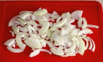 Peel the onion, rinse with water and cut into thin half rings.