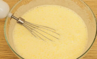 In a separate bowl, beat the eggs with sugar, add the whipped mass to the swollen semolina.