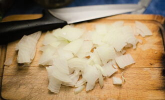 Peel the onion and cut it into small pieces.