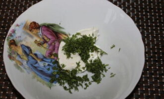 Place the soft cream cheese on a plate and mix it with most of the chopped dill. We leave one sprig to decorate the dish.