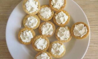 We fill each tartlet tightly with cottage cheese. Can be applied with a slide.