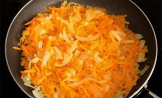 Wash the carrots, peel them and grate them on a coarse grater. Heat a frying pan, pour in a little vegetable oil. First fry the onion until translucent, then add the carrots and continue cooking the vegetables until the carrots are soft.