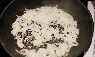 Heat a frying pan and pour vegetable oil into it. First we send the onions here. Cook for a couple of minutes until the product is transparent.