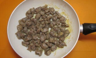 Heat a frying pan, put a piece of butter in it and pour in the vegetable oil. Fry the offal here for about 10 minutes.