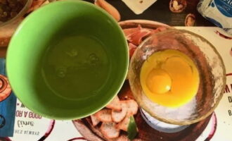 Divide chicken eggs into whites and yolks.