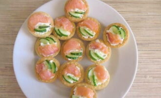 Cut the cucumber into thin slices. Next we decorate the dish with them.