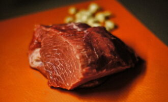 How to bake juicy beef in foil in the oven? Wash the meat well and dry with paper towels, remove any films. Peel the garlic, rinse and cut into thin slices. Also cut the lard into thin slices.