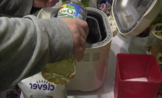 Pour the required amount of vegetable oil into the bread machine bowl.