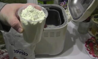 Add 1st grade wheat flour to the bread machine bowl.