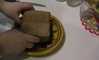 Cool the rye flour bread completely and serve.