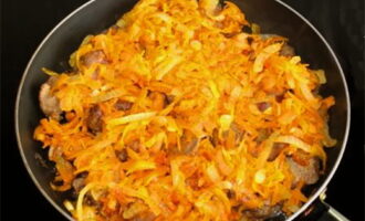 When the liver is browned, add the fried onions and carrots to it. Cover the pan with a lid and simmer the dish for 3-5 minutes.