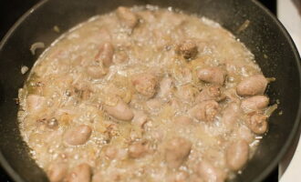 Vierta agua caliente en la sartén. Debe cubrir ligeramente los corazones. Cocine a fuego lento el plato tapado hasta que el líquido se evapore. 