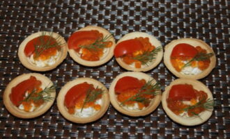 Cut the tomatoes into small slices. Decorate the tartlets with vegetables and remaining dill.