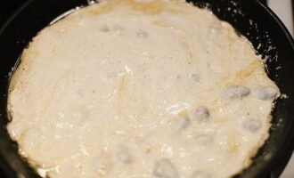 Add salt and pepper, then cover the offal with sour cream. Bring the mixture to a boil.