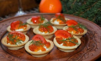 Col·loqueu l'aperitiu en un plat de servir i serviu-lo fred. A punt!