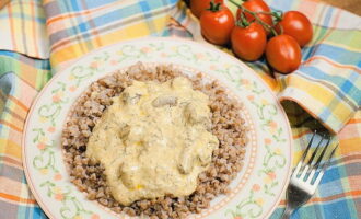 Tender hearts in sour cream sauce are ready. Serve them warm with garinir!