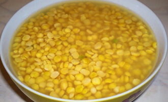 Bagaimana untuk memasak bubur kacang yang lazat? Ukur jumlah kacang yang diperlukan dan isi dengan air sejuk. Biarkan produk selama beberapa jam sehingga ia membengkak.