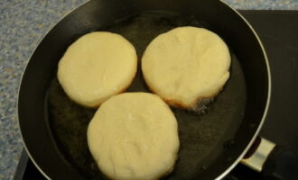 Scaldare una padella con olio vegetale e mettervi dentro gli albumi preparati.