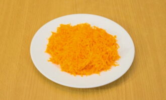 Peel the carrots, wash and grate on a fine grater.