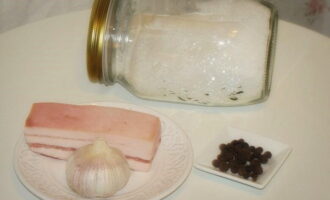 How to dry-salt lard at home with garlic? We wash a piece of fresh lard and wipe it with a paper towel. Let's prepare salt and spices.