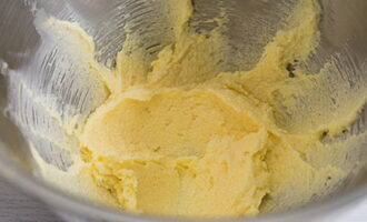 Wie bereitet man zu Hause Milchkekse aus der Kindheit nach GOST zu? Butter und Zucker cremig rühren. Zwei Eier in einer separaten Schüssel verquirlen, mit Milch verrühren und das dritte Ei zum Einfetten der Mürbeteigtaschen übrig lassen.