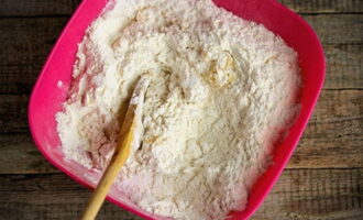 How to cook khanum according to the classic recipe? Sift the flour into a bowl, make a well in the center, add salt, break the egg, pour in the vegetable oil and mix the ingredients with a spoon.