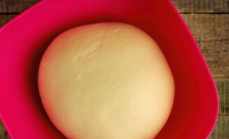 Then pour in cold water and knead the dough. Gather the dough into a bun and leave for 15-20 minutes. After this, knead again with your hands.