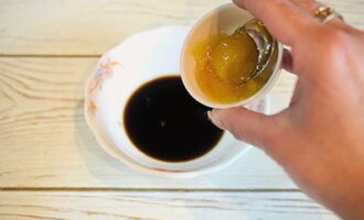 Pour soy sauce into a bowl, add a tablespoon of honey, stir.