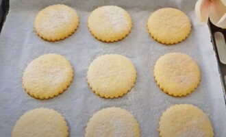 Couvrir une plaque à pâtisserie de papier sulfurisé, y déposer les pâtons, les badigeonner d'œuf battu. Faites cuire les sablés à 180 degrés pendant 25 à 30 minutes.