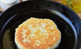 Fry the flatbreads in vegetable oil on both sides.