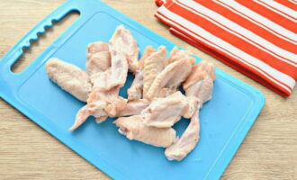 How to cook chicken wings in honey-soy sauce? We wash the wings, let them dry and cut them into two halves at the joint. 