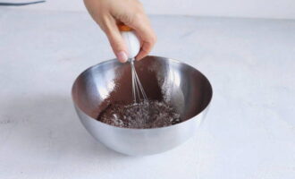 How to make Three Chocolate mousse cake according to the classic recipe at home? First, prepare the chocolate sponge cake. In a container, whisk flour, cocoa, baking powder and salt until smooth.