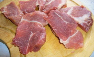 ¿Cómo cocinar basturma de cerdo en casa? Cortar la carne en trozos grandes y batir ligeramente.