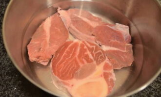 Como preparar um delicioso borscht ucraniano? Despeje a carne preparada com água fria, deixe ferver e cozinhe em fogo baixo por 15-20 minutos. Decorrido o tempo especificado, escorra o caldo, enxágue a carne com água fria e transfira para outra panela com 2/3 de água. Deixe ferver novamente e cozinhe em fogo baixo por várias horas.