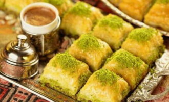 Ngâm bột đã hoàn thành trong xi-rô và ủ.Baklava Thổ Nhĩ Kỳ đã sẵn sàng!