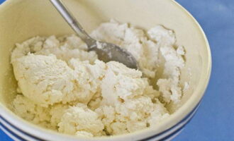 Πώς να φτιάξετε μπισκότα cottage cheese Τρίγωνα με ζάχαρη; Σε ένα μπολ πολτοποιούμε το τυρί cottage μέχρι να ομογενοποιηθεί και ανακατεύουμε με το αλάτι. Εάν το τυρί κότατζ είναι κοκκώδες, καλύτερα να το τρίψετε πρώτα από ένα κόσκινο για να φύγουν οι μεγάλοι σβώλοι.