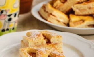 Badigeonnez le dessus d'œuf et laissez reposer la future tarte pendant environ 20 minutes, puis mettez-la dans un four chauffé à 180 degrés pendant une demi-heure. Avant de servir, la tarte finie doit être laissée refroidir puis saupoudrée de sucre en poudre. Profitez de votre thé !