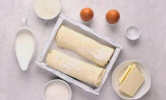 ¿Cómo hacer pastel de Napoleón con hojaldre ya preparado en casa? Prepare todos los ingredientes necesarios según la lista. Saca la mantequilla del frigorífico con antelación para que se ablande.