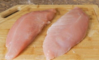 How to quickly and tasty cook turkey fillet in a frying pan? Wash the turkey and dry with paper towels.