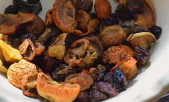 Bagaimana untuk memasak kolak buah kering yang lazat? Isih, basuh dan letakkan buah-buahan kering dalam colander untuk toskan.